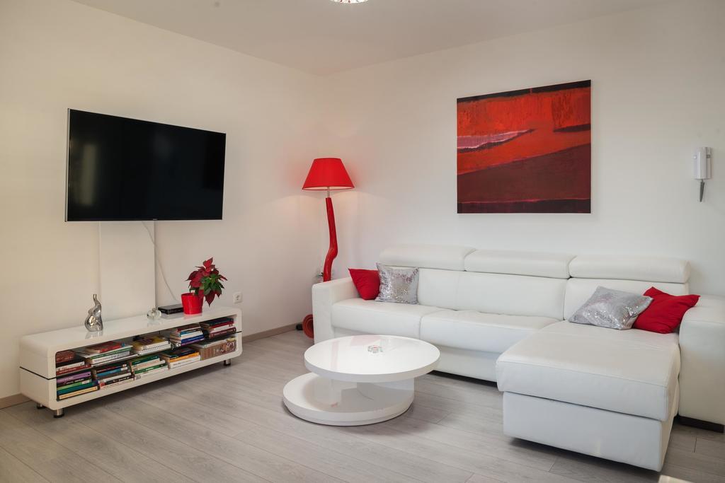 Damira Apartment *